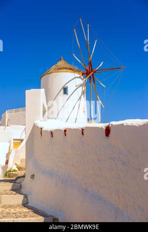 Diese Windmühle ist ein Wahrzeichen von Santorini, einer griechischen Insel, und befindet sich im malerischen Dorf Oia Stockfoto