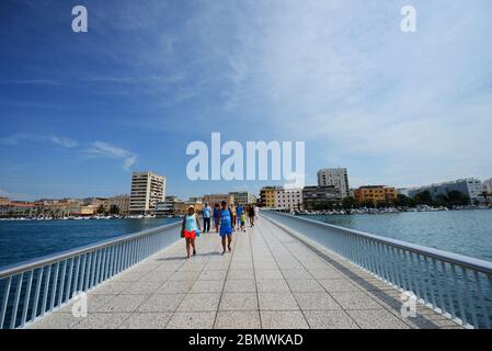 Die Fußgängerbrücke in Zadar, Kroatien. Stockfoto