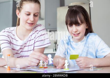 Zwei Kinder Spielen Gemeinsam Generic Brettspiel Zu Hause Stockfoto