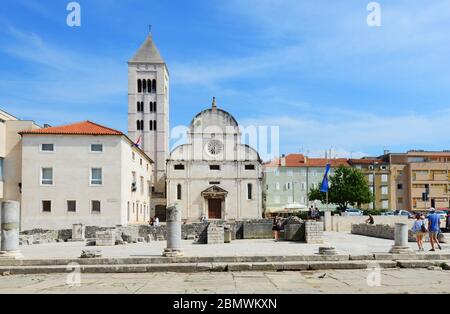 Die Kirche der Heiligen Maria und das römische Forum in Zadar, Kroatien. Stockfoto