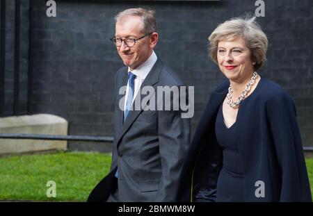 PM Theresa May mit ihrem Mann Philip geht zum ersten Mal als Prime Minster in die Downing Street 10. Juli 2016. Stockfoto