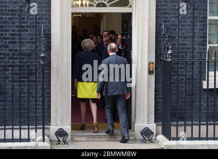 Premierministerin Theresa May und ihr Mann Philip gehen an ihrem ersten Arbeitstag in die Downing Street 10. Juli 2016. Stockfoto