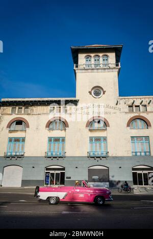 Oldtimer vorbei am Terminal Sierra Maestra, Altstadt, Havanna Vieja, Havanna, Kuba Stockfoto