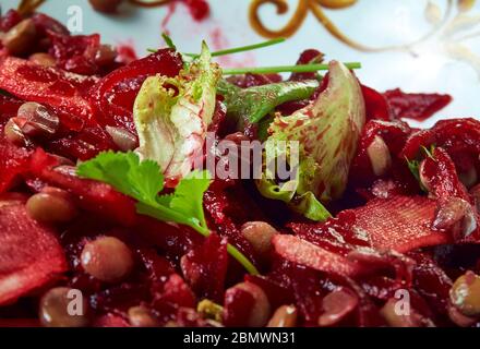 Rote Bete Linsenleine Tabbouleh, Beilage oder vegane Hauptspeise. Stockfoto