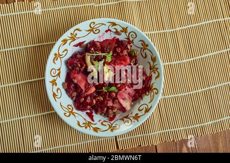 Rote Bete Linsenleine Tabbouleh, Beilage oder vegane Hauptspeise. Stockfoto