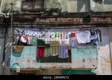 Waschtrocknung auf Balkon, im Stadtteil Havana Centro, Havanna, Kuba Stockfoto