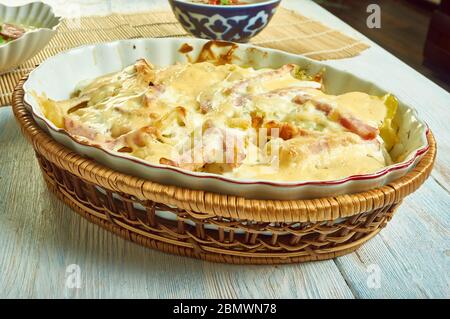 Französische Creamy Potato, Bacon Brie Tartiflette Auflauf Stockfoto