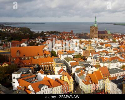 Blick vom Turm der St.-Marien-Kirche auf Altstadt, Stralsund, Mecklenburg-Vorpommern, Deutschland Stockfoto