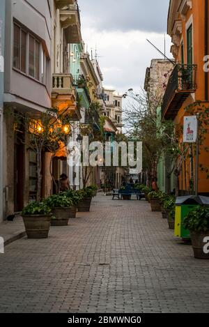 Fußgängerzone mit Cafés und Restaurants in der Innenstadt von Havanna Vieja, Havanna, Kuba Stockfoto