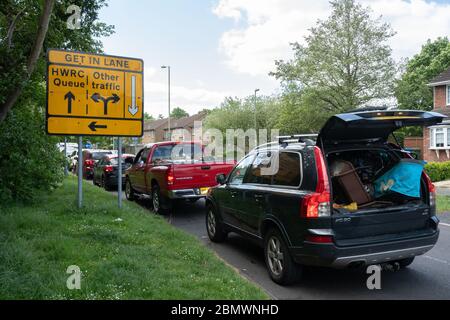 Farnborough, Hampshire, Großbritannien. Mai 2020. Das Abfallrecyclingzentrum der Stadt wurde heute zum ersten Mal seit Beginn der Pandemie-Sperrung des Coronavirus Covid-19 Ende März wieder eröffnet. Es gab lange Schlangen am Verkehr, da die Leute sehr daran interessiert waren, den Müll, den sie seit mehreren Wochen zu Hause gelagert hatten, loszuwerden. Kredit: Sam Oaksey/Alamy Live News Stockfoto