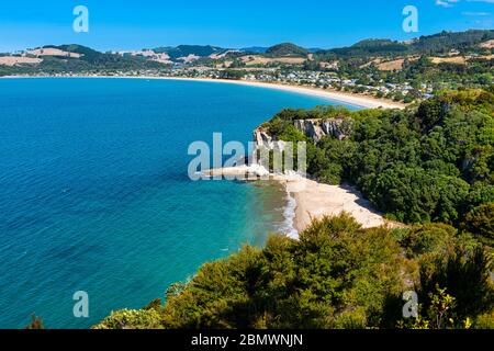 Cooks Bay und Cooks Beach Town auf der Coromandel Halbinsel in Neuseeland Stockfoto