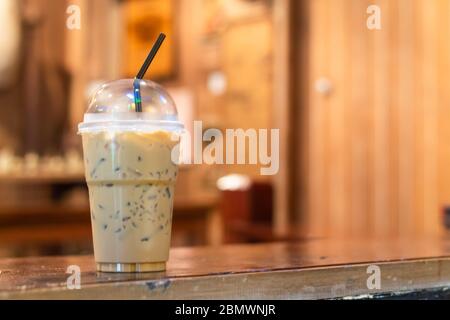 Eiskaffee auf einem Holztisch im Café. Stockfoto
