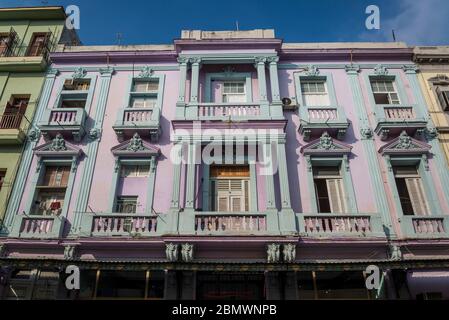 Schöne Fassade des frühen 20. Jahrhunderts auf Simon Bolivar Avenue, Havana Centro Bezirk, Havanna, Kuba Stockfoto