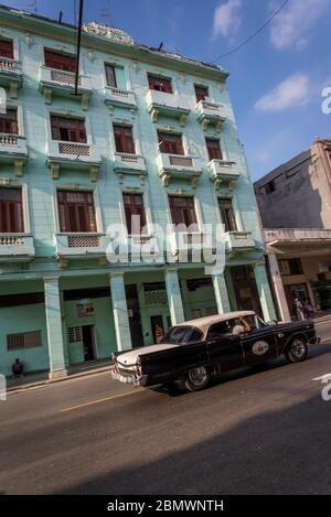 Taxi auf Simon Bolivar Avenue, Havana Centro Bezirk, Havanna, Kuba Stockfoto