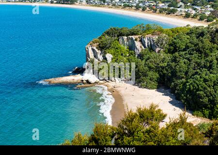 Cooks Bay und Cooks Beach Town auf der Coromandel Halbinsel in Neuseeland Stockfoto