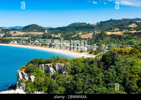 Cooks Bay und Cooks Beach Town auf der Coromandel Halbinsel in Neuseeland Stockfoto