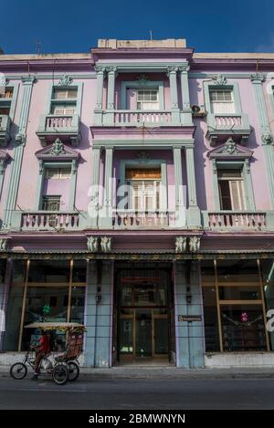 Schöne Fassade des frühen 20. Jahrhunderts auf Simon Bolivar Avenue, Havana Centro Bezirk, Havanna, Kuba Stockfoto
