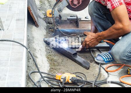 Die Arbeiter schweißen in Thailand Stahl. Stockfoto