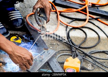 Die Arbeiter schweißen in Thailand Stahl. Stockfoto