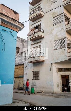 Straßenverkäufer und Leute, die dort einkaufen, kaufen von einem Balkon, indem sie ein Seil absenken, Havana Centro, Havanna, Kuba Stockfoto