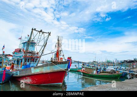 Das Fischerboot im Fluss der Zugang zum Meer. Stockfoto