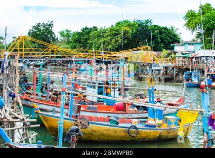 Das Fischerboot im Fluss der Zugang zum Meer. Stockfoto