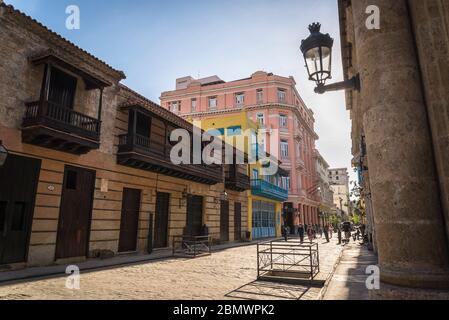 Calle Obispo oder die Bishop Street, eine beliebte Fußgängerzone im Zentrum der Altstadt, Havanna Vieja, Havanna, Kuba Stockfoto