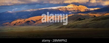 Panoramablick auf die felsigen Berge über die Elk Hütte in Jackson, Wyoming, USA Stockfoto