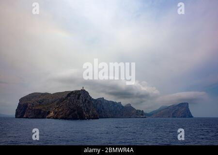 Cap Formentor, der nördlichste Punkt Mallorcas, Balearen, Spanien, vom Hafen von Pollenca-Barcelona Ferry aus gesehen. Stockfoto