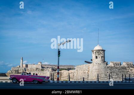 Oldtimer vorbei an Castillo de la Real Fuerza oder Schloss der Königlichen Macht, Havanna, Kuba Stockfoto