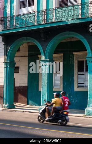 Motorradfahrer auf Simon Bolivar Avenue, Havana Centro, Havanna, Kuba Stockfoto