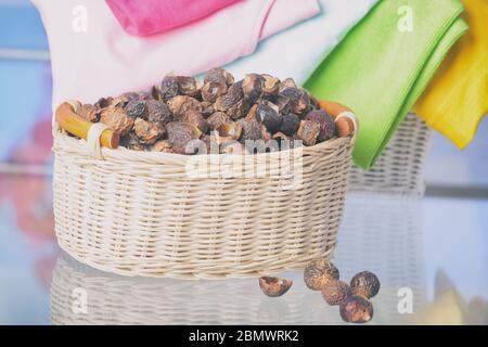 Korb voller Seifennüsse, natürliche Bio-Waschmittel und Wäsche Stockfoto