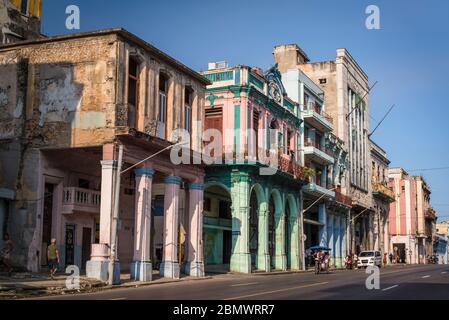 Bunte verfallene prachtvolle Häuser an der Simon Bolivar Avenue, Havana Centro, Havanna, Kuba Stockfoto