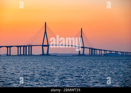 Incheon Great Bridge Landschaft. Incheon Great Bridge mit Sonnenuntergang. Incheon Great Bridge zum Flughafen Incheon. Wunderschöne Aussicht bei Nacht. Stockfoto