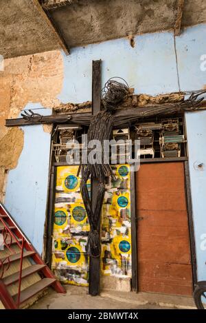 Künstlerische Dekoration in El Balazo, einem alternativen Musikort mit Restaurant, Bar und Shop, Havana Centro, Havanna, Kuba Stockfoto