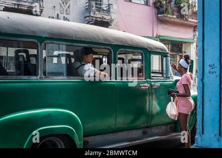 Junge Frau, die in ein Sammeltaxi auf Simon Bolivar Avenue, Havana Centro District, Havanna, Kuba Stockfoto