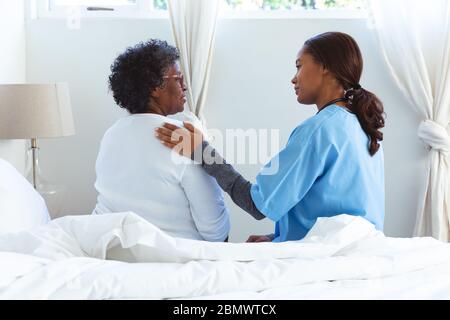 Kranke ältere afroamerikanische Frau zu Hause während der Quarantänesperre für Coronavirus covid19 Stockfoto