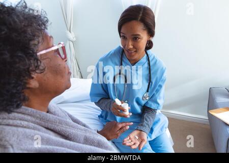 Ältere afroamerikanische Frau zu Hause während der Quarantänesperre für Coronavirus covid19 Stockfoto