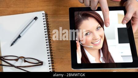 Frau, die auf dem Laptop-Bildschirm arbeitet Stockfoto