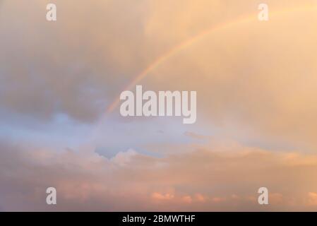 Ein farbenfroher Regenbogen am Himmel. Stockfoto