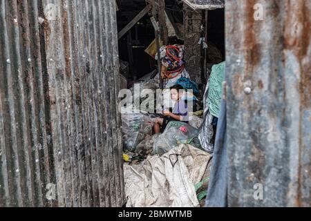 Payatas, Futter im Müll (Manila, Philippinen) Farbversion Stockfoto