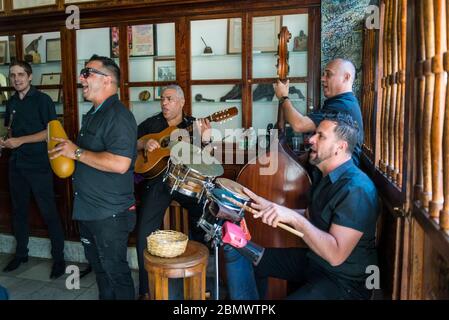 Die Band spielt traditionelle kubanische Musik in der berühmten Bodeguita del Medio, einer Bar, die von Ernst Hemingway, Altstadt, Havanna Vieja, Havanna, C frequentiert wird Stockfoto