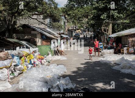 Payatas, Futter im Müll (Manila, Philippinen) Farbversion Stockfoto