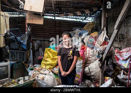 Payatas, Futter im Müll (Manila, Philippinen) Farbversion Stockfoto