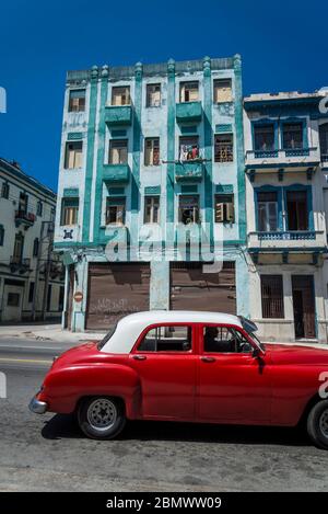 Oldtimer fahren die San Lazaro Straße, Havanna Centro Bezirk, Havanna, Kuba Stockfoto