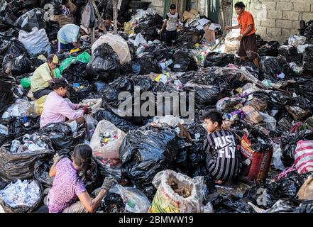 Payatas, Futter im Müll (Manila, Philippinen) Farbversion Stockfoto