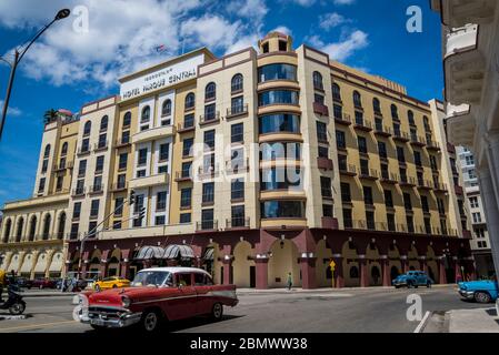 Oldtimer fahren am Hotel Parque Centra, IBEROSTAR Parque Central, 5-Sterne-Hotel am Central Square, Havanna, Kuba vorbei Stockfoto