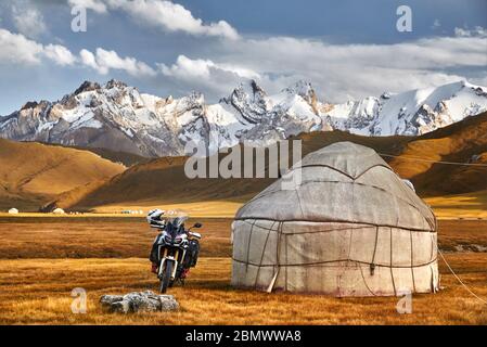 Jurte nomadischen Häuser Camp und Motorrad an Mountain Valley in Zentralasien Stockfoto
