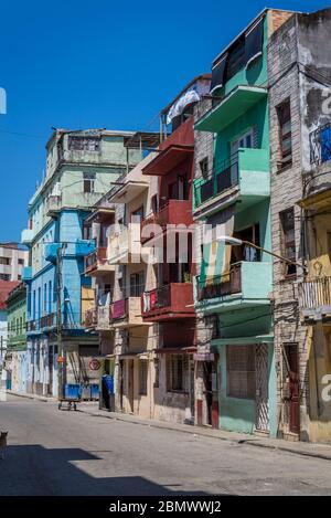 Wohnstraße im Stadtteil Havana Centro, Havanna, Kuba Stockfoto