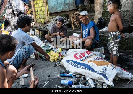 Payatas, Futter im Müll (Manila, Philippinen) Farbversion Stockfoto